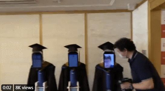 画面太搞笑！日本一大学举行云毕业典礼，结果搞成了“僵尸大会”
