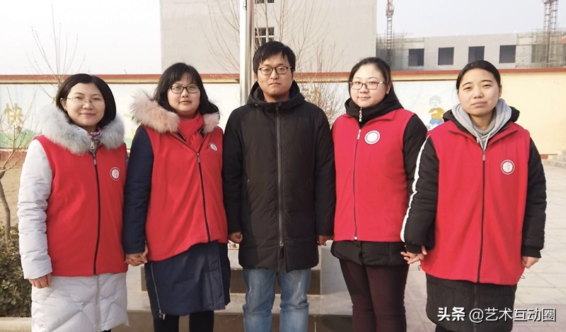 石家庄24人足球队携手童学慧教育公益行为行唐孩子们上足球课