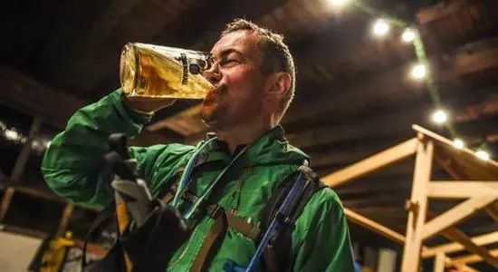 啤酒和饮料哪个健康,运动中喝啤酒好吗