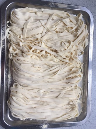 怎么做手擀面筋道不容易断,自己手擀面为什么一煮就断