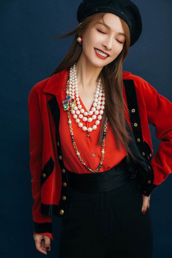 吴昕惊艳装扮,吴昕拼色贝雷帽