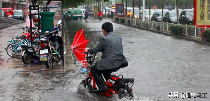 电动车电池进水了怎么补救,电动车下雨天电池会进水吗