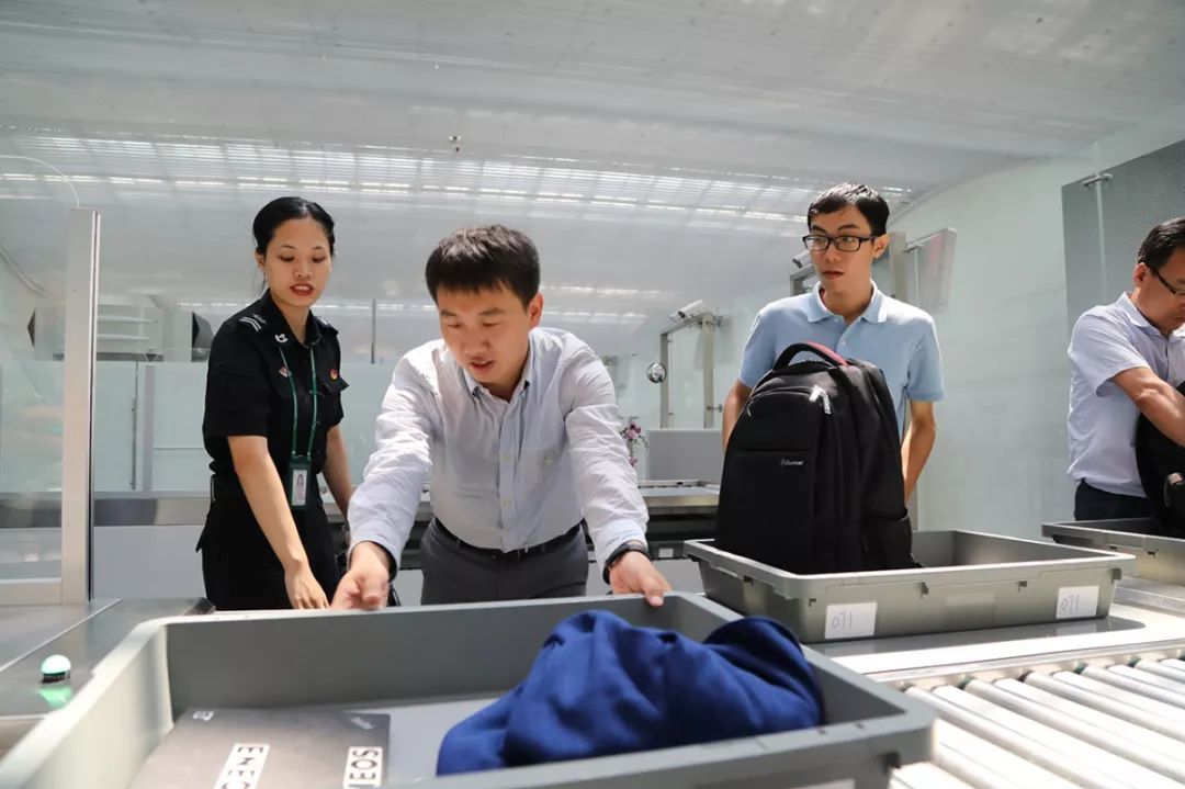 空姐不止貌美如花，南航空姐仅凭嗅觉，成功挽救近200名乘客