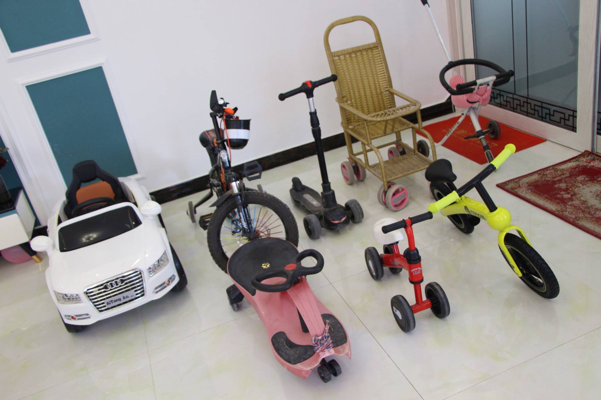 萌娃骑平衡车的视频,萌娃运动平衡车