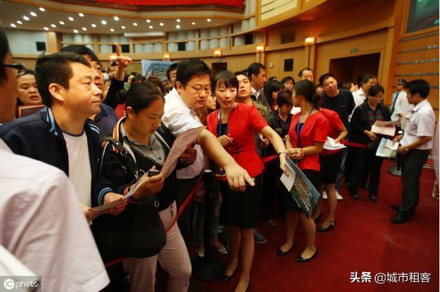 现在最好不要盲目投资房地产,最近到底该不该看空房地产