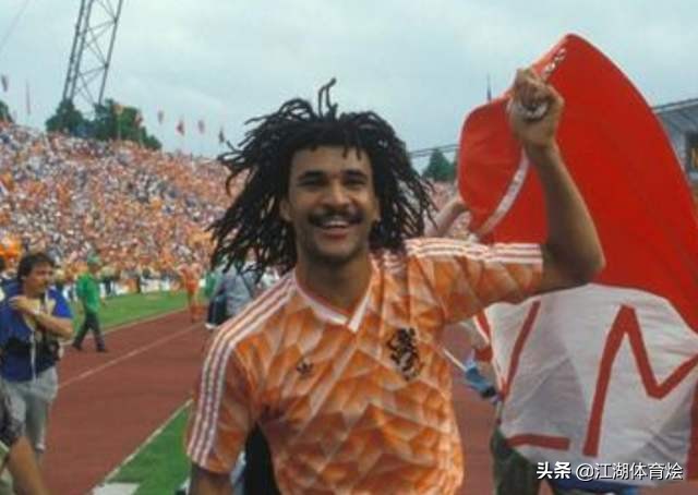 古利特球员生涯踢什么位置,古利特现实踢球