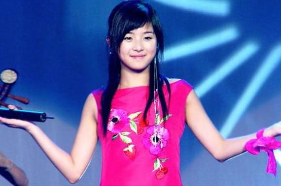 被迫成熟的张含韵，人缘好情商高，却不放大跟干爹刘德华的关系