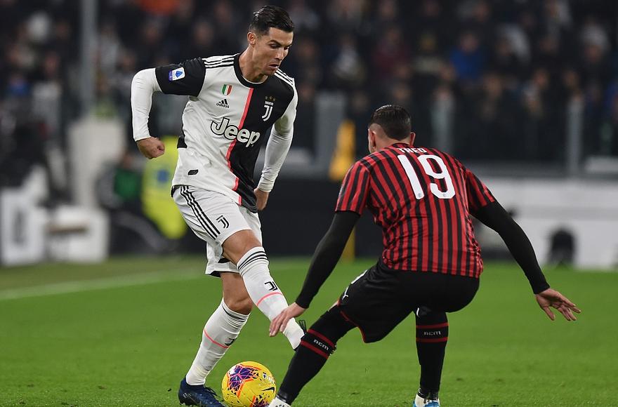 c罗在球场上的暴力时刻,c罗离场对手对他说了什么