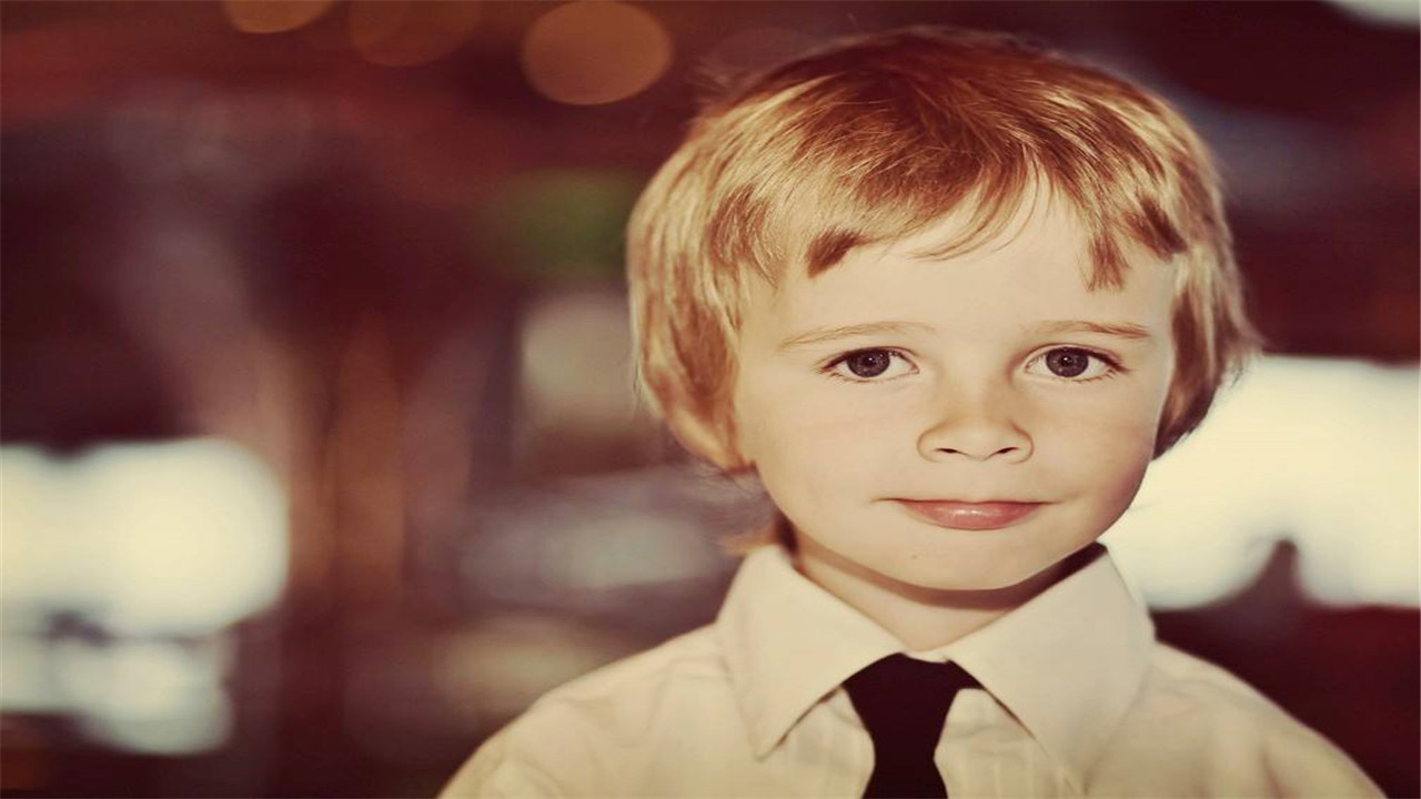 男孩从小“娘娘腔”，父母该接受还是纠正？这里会告诉你答案