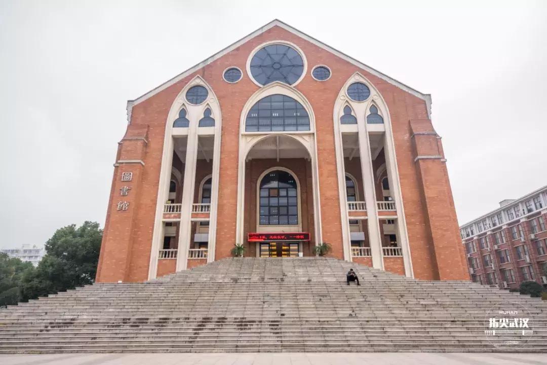 我在汤逊湖畔的华农楚天学院，剪一段复古的小时光