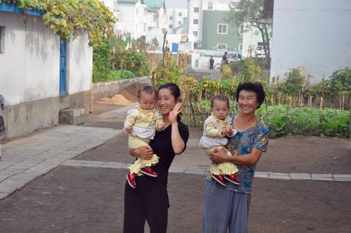 朝鲜农村媳妇，小买卖赚钱，家里买米买面穿衣做饭，一样也拉不下