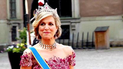 出身影响气质吗?贵族王后VS平民王后,骨子里的高贵感模仿不来