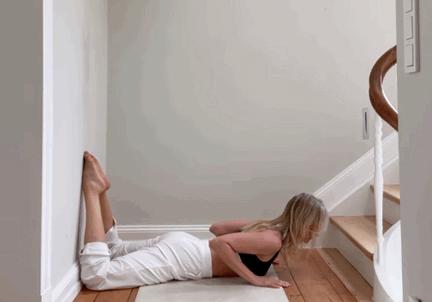 练瑜伽简单的拉伸动作是怎么练习,瑜伽每天必练8个拉伸动作