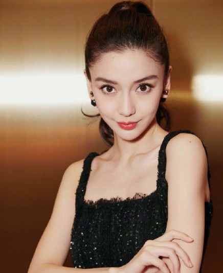 小楼又东风宋轶白色吊带裙,宋轶穿印花衣配运动裤秀身材