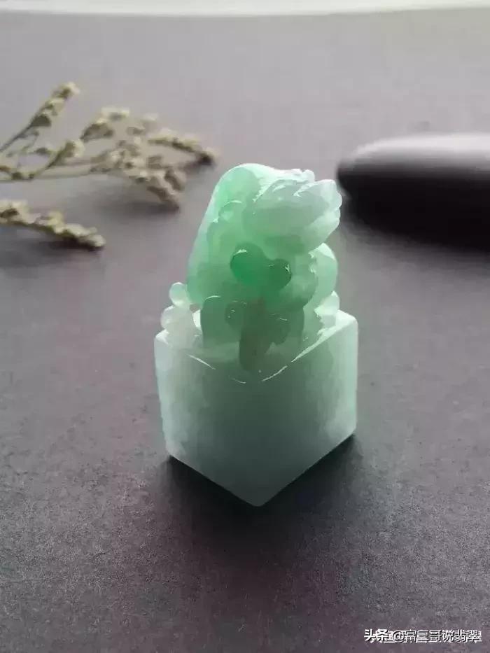 翡翠貔貅的正确佩戴方法,翡翠貔貅的正确戴法