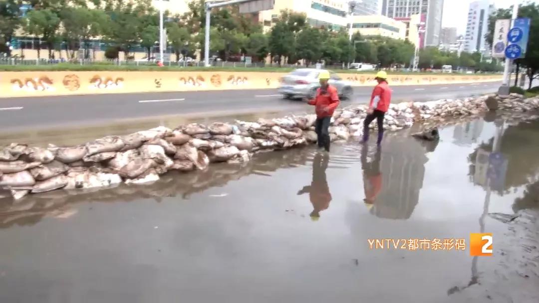 约200辆车泡了一整天,路上淤泥堆积难以通行,西市区为何淹积水那么严重?
