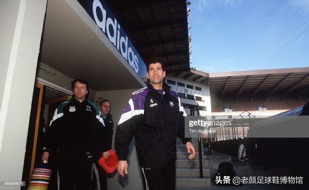 第一个穿白球鞋的球星,马拉多纳南非世界杯场边秀脚法