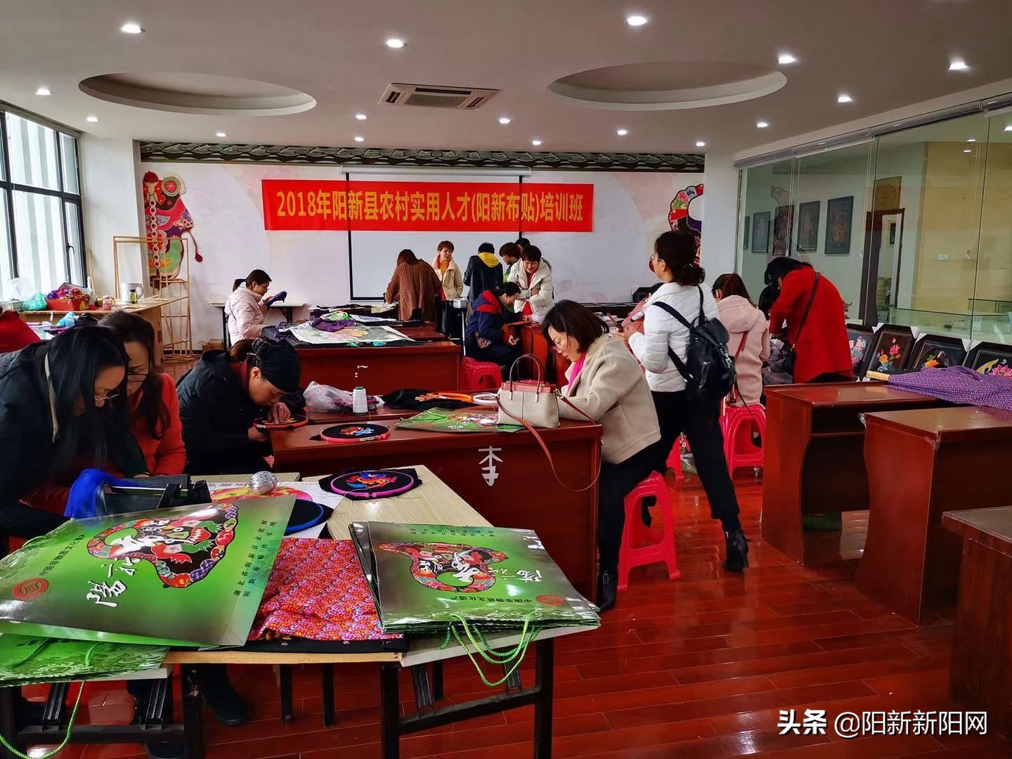 传承地方文化|阳新人行女职工走进阳新布贴工作室过“女神节”