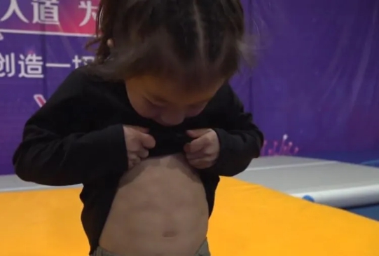 6岁小女孩空翻练出8块腹肌,学生如何练成八块腹肌还有后空翻