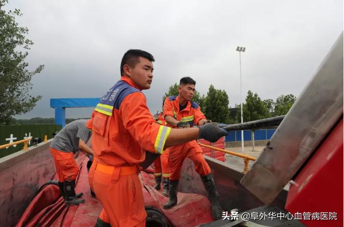 火焰蓝慰问白衣天使,火焰蓝与医护人员