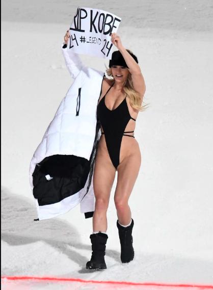 没底线！欧冠决赛裸奔女闯入奥地利滑雪场，手持科比牌子再上热门