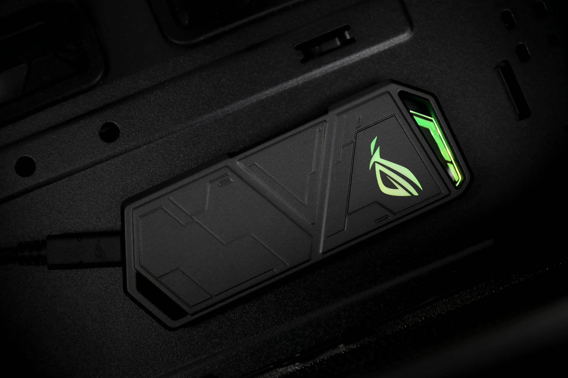 既要高速也要炫酷，ROGSTRIXARION固态硬盘盒评测