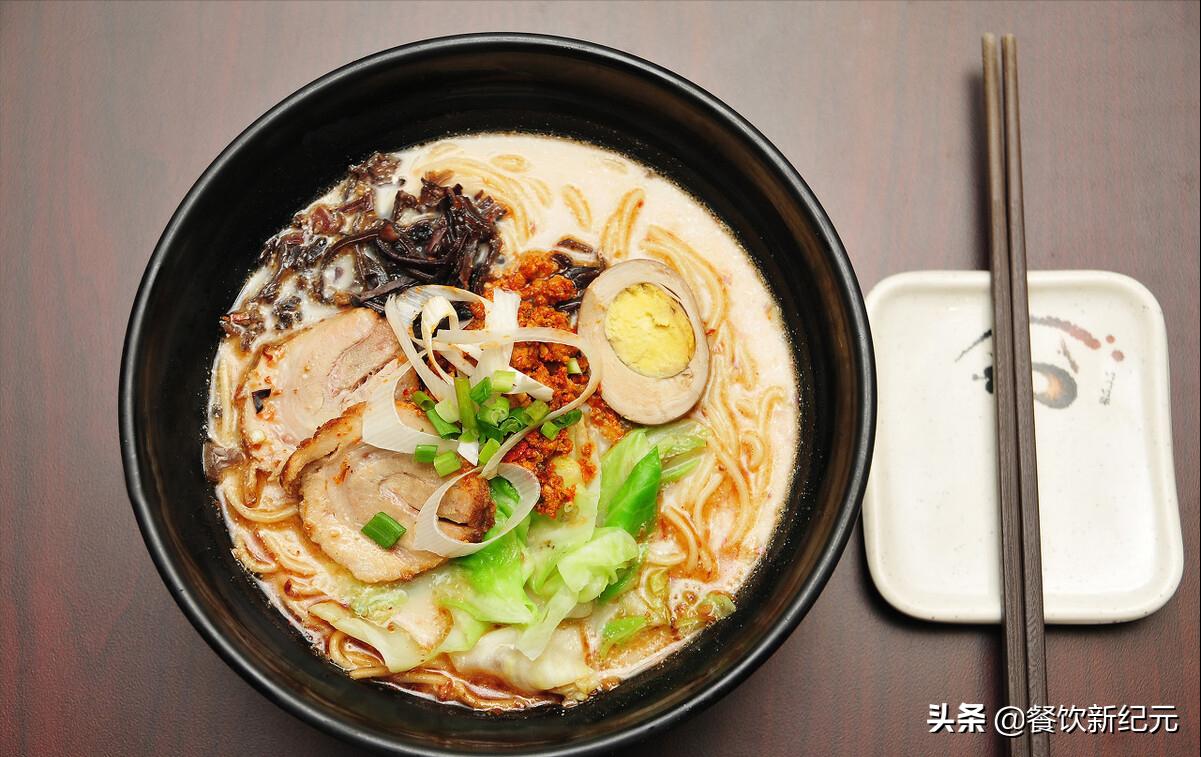 排队一小时就为了吃这碗黑色拉面,为什么吃一碗拉面需要排队几小时
