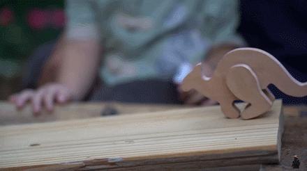 63岁中国大爷靠玩木头火到国外,61岁大爷惊呆外国人