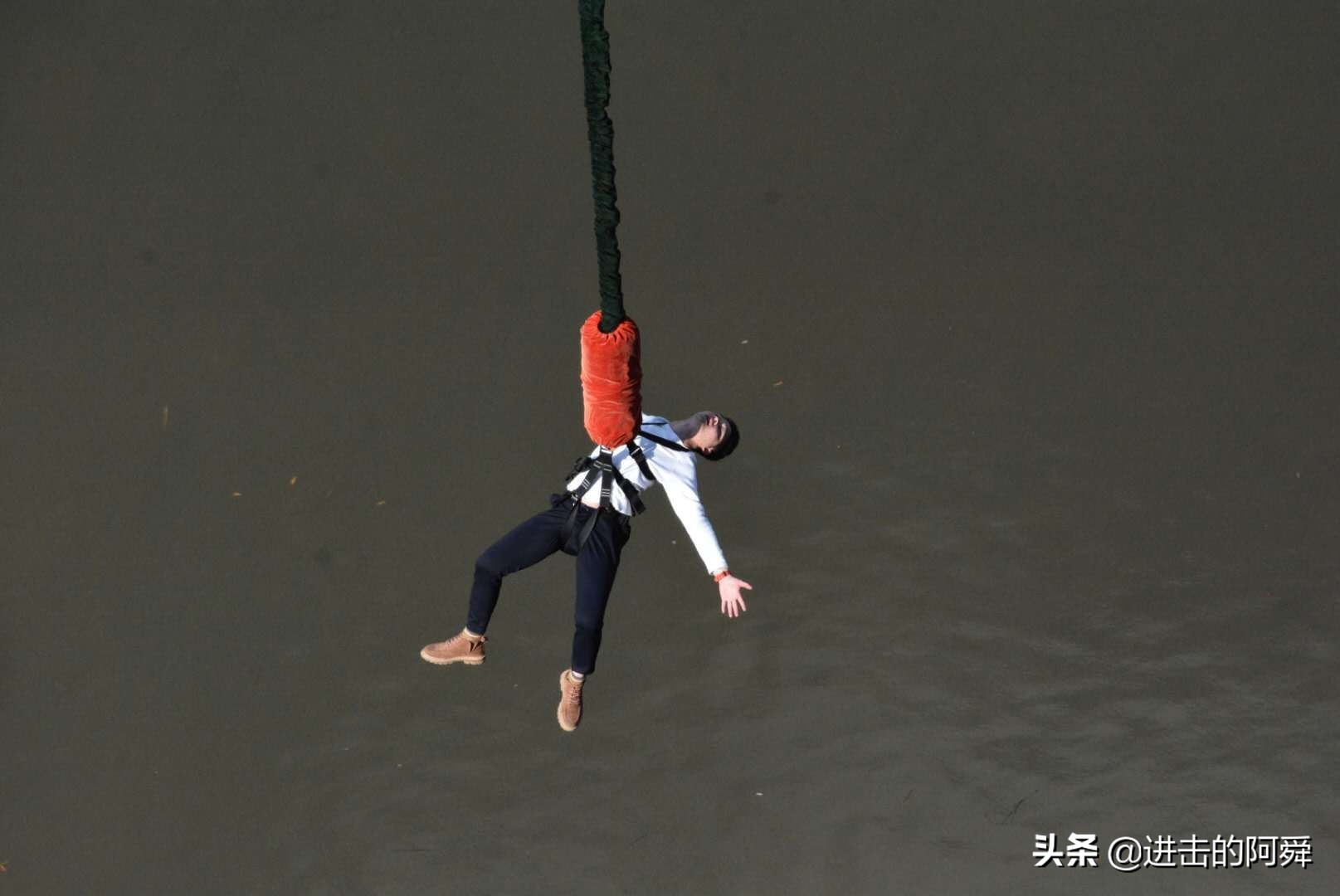 蹦极的体验感超过所有过山车吗,蹦极根本没有犹豫这是经历了什么