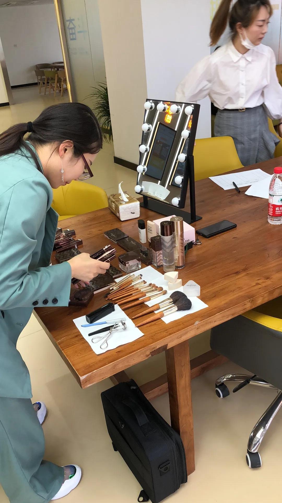 彩妆小课堂,美妆小课堂开课带多少口红