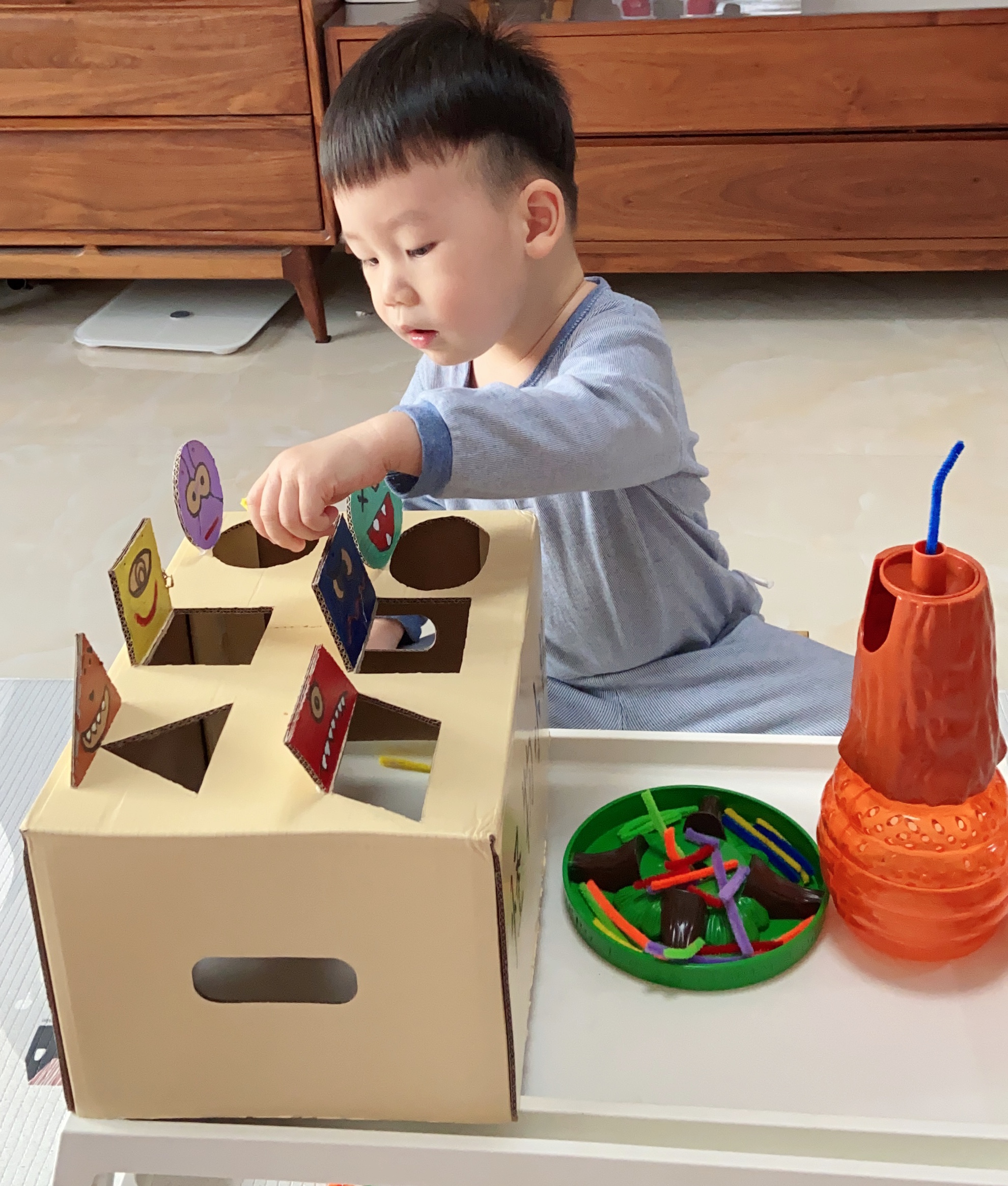 废纸箱可以做什么玩具,不用的废纸箱如何给孩子做玩具