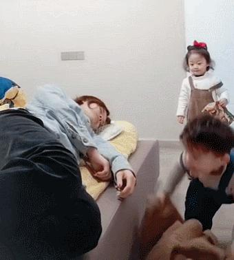 女童被妈妈饿成干尸,亲爸狂扇婴儿巴掌:你不知道,孩子有多爱你