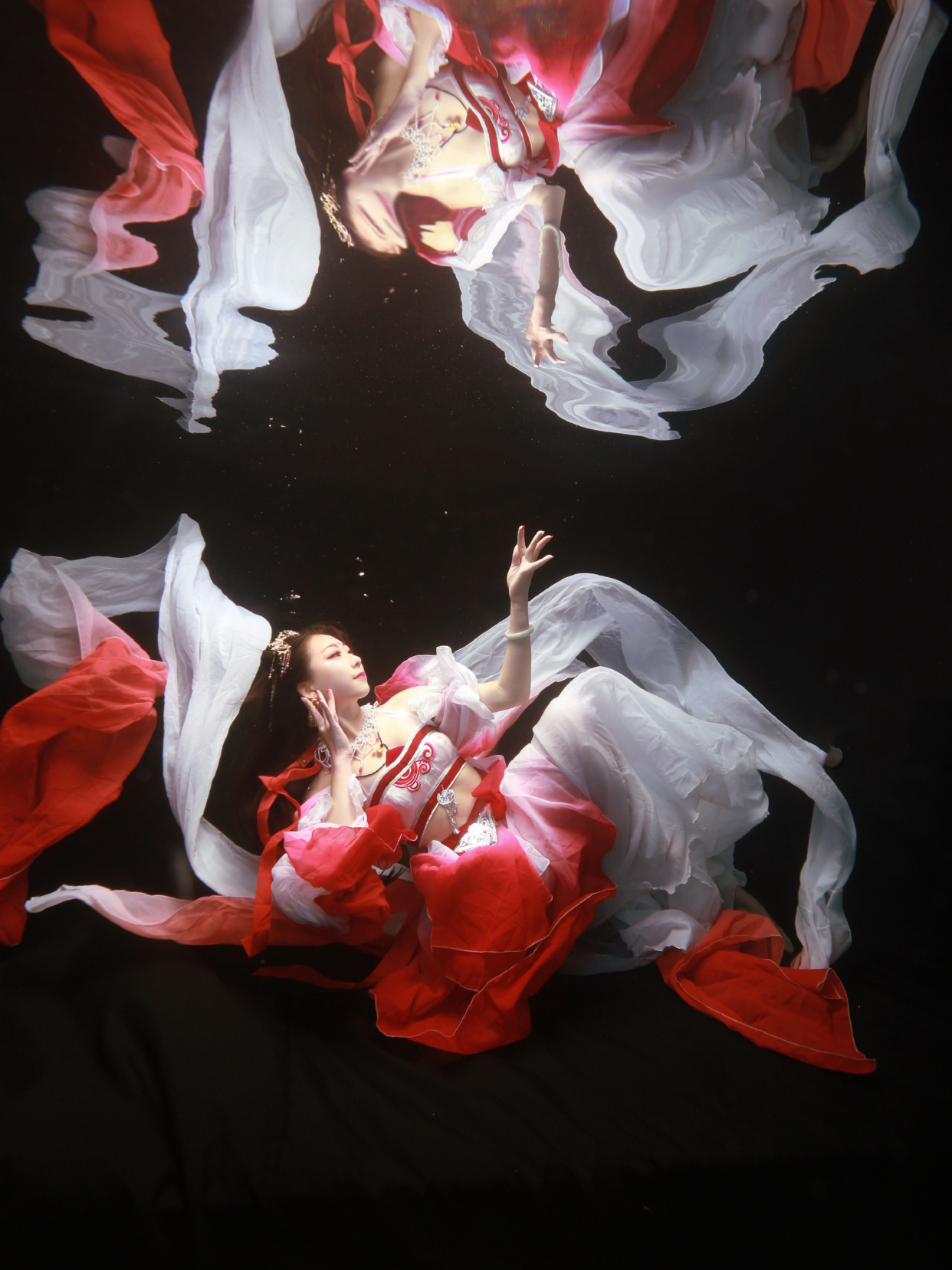 水下绝美汉服视频,汉服水下摄影真的太好看了