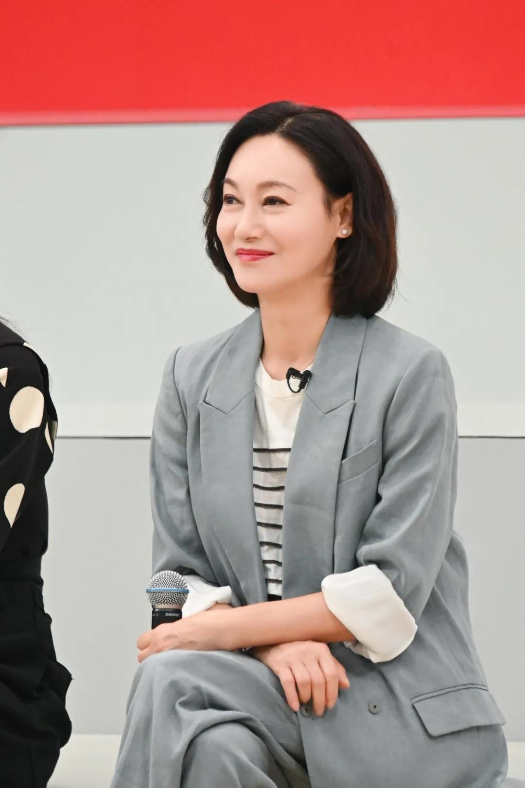 何穗冬天穿衣搭配技巧 (何穗的日常穿搭简单大方又有气质)