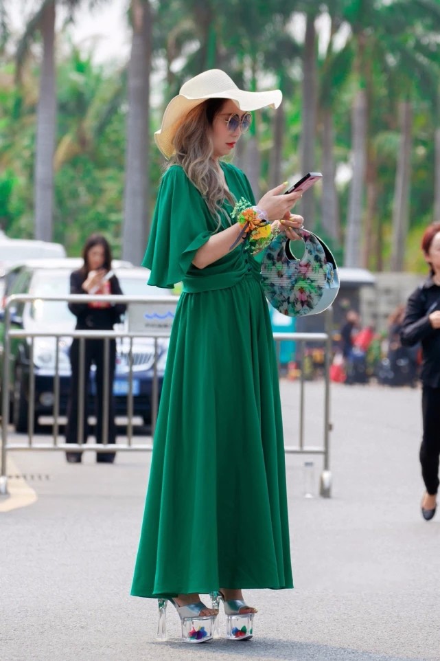 夏天穿浅色系的衣服真的很亮眼,夏天穿白色衣服搭配什么颜色包包