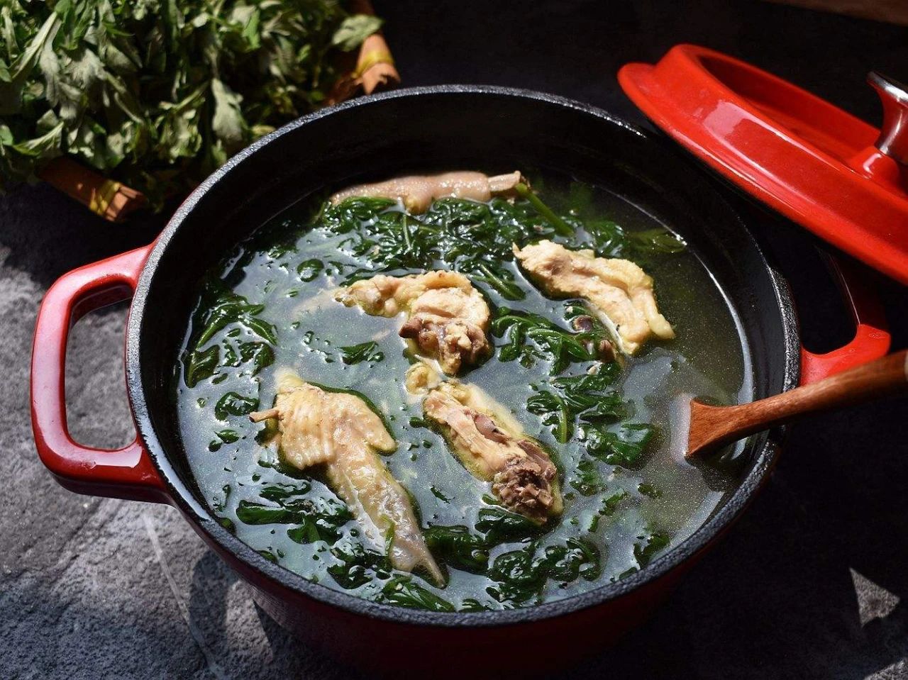 多喝热水对宫寒有用吗,多喝热水能治肚子上面的痛经吗