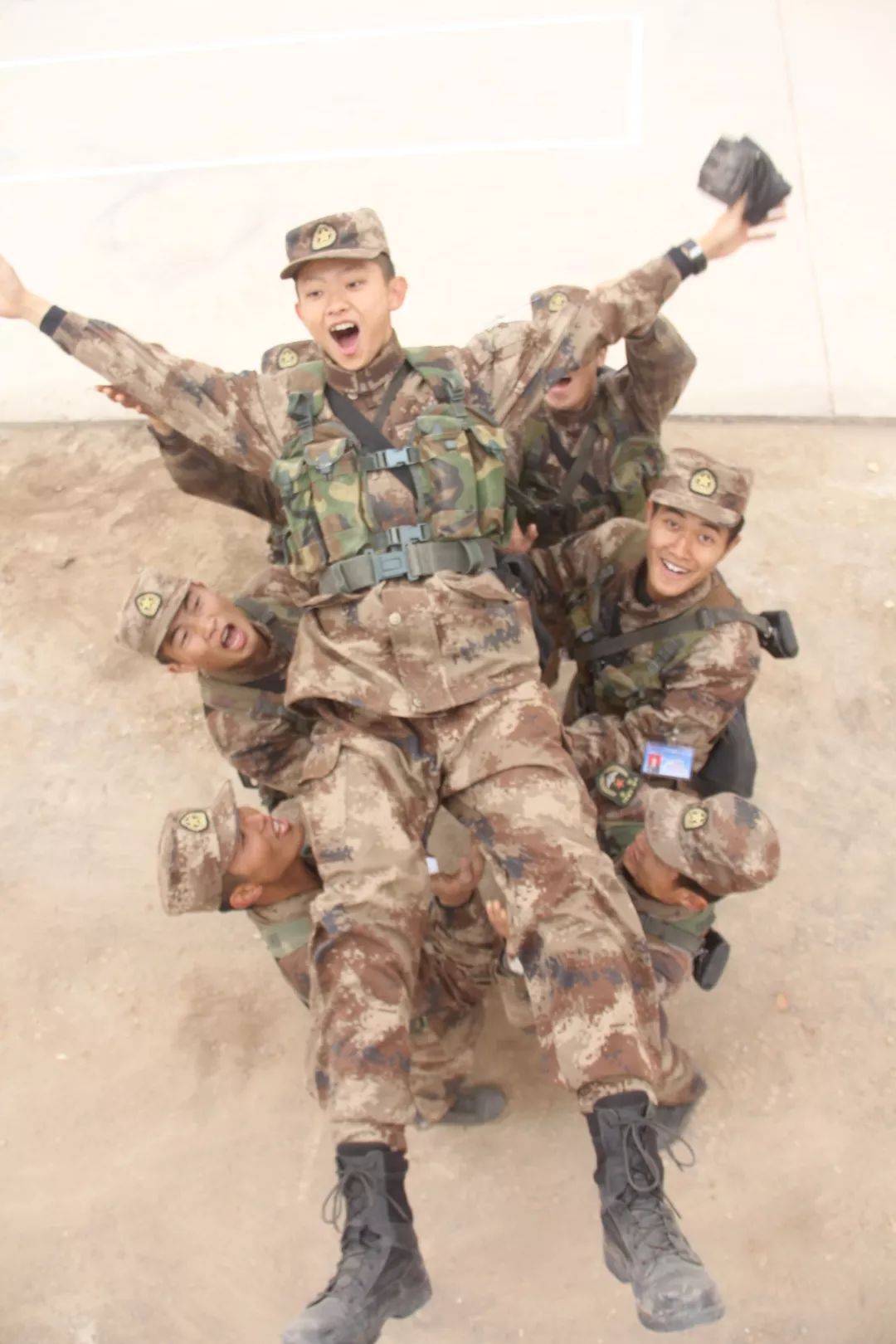 00后新兵入伍蜕变,新兵入伍的蜕变