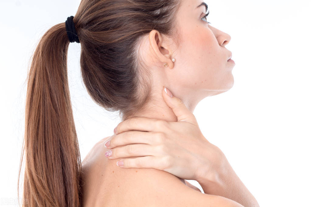 脖子和腋窝长小肉粒是什么原因,脖子和腋下长小肉粒会自己消失嘛