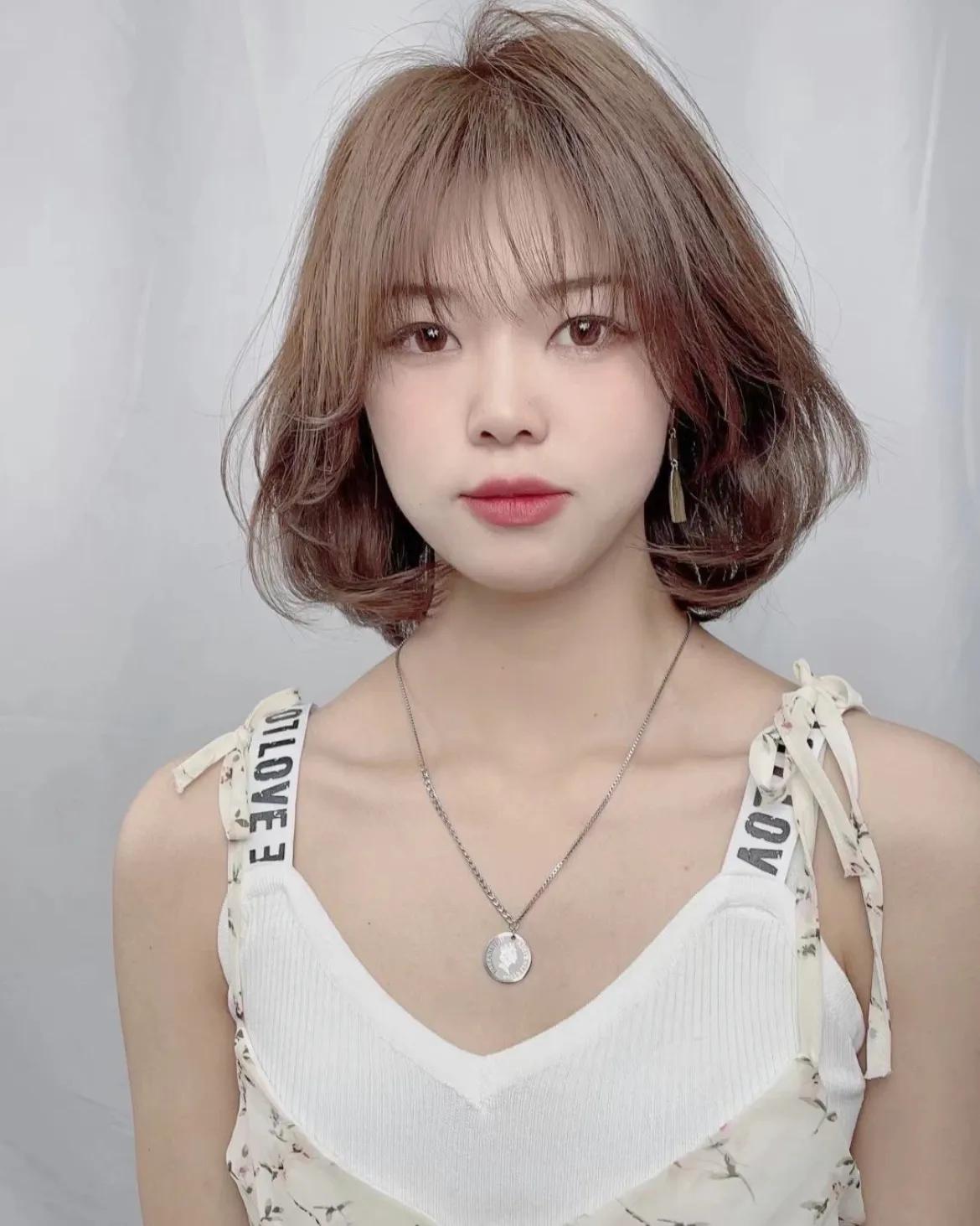 适合小脸的烫发中短发夏季,这个季节最流行的短烫发