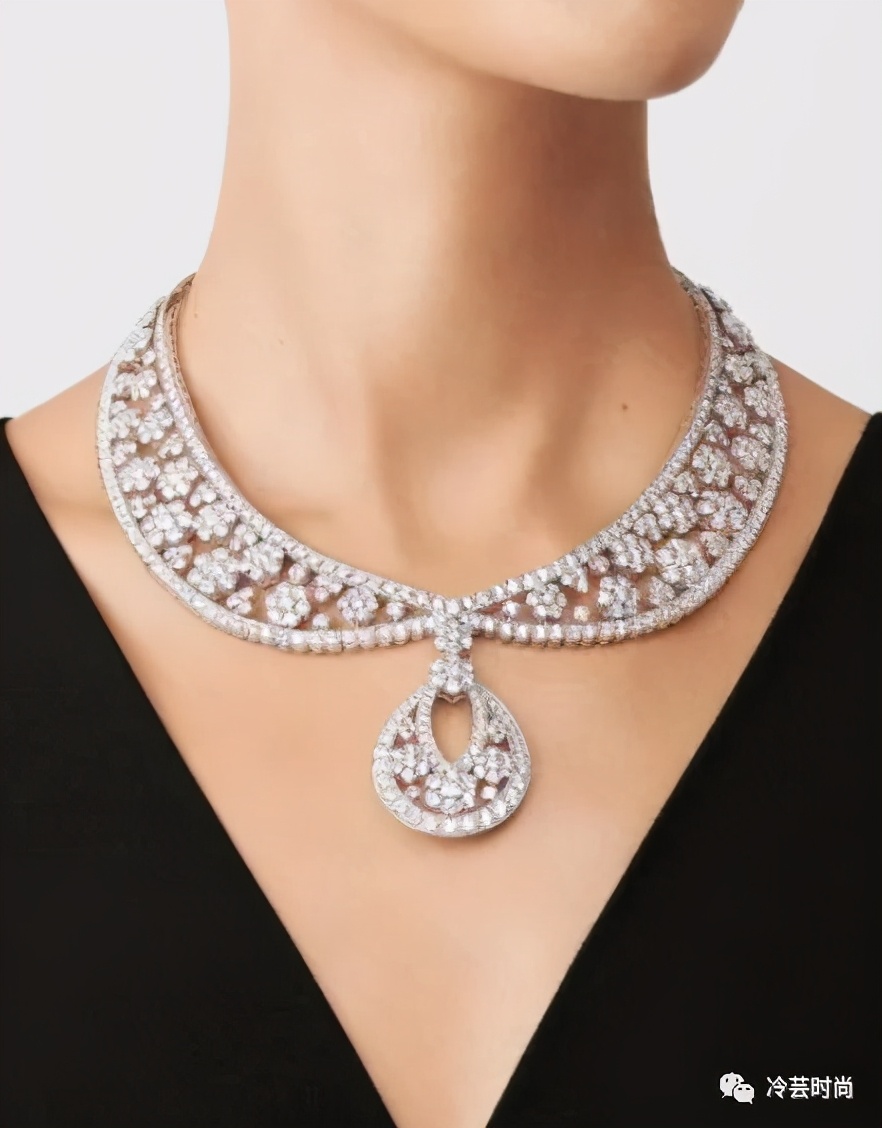 项链的活动扣佩戴方法,项链的佩戴要讲究八大搭配技巧