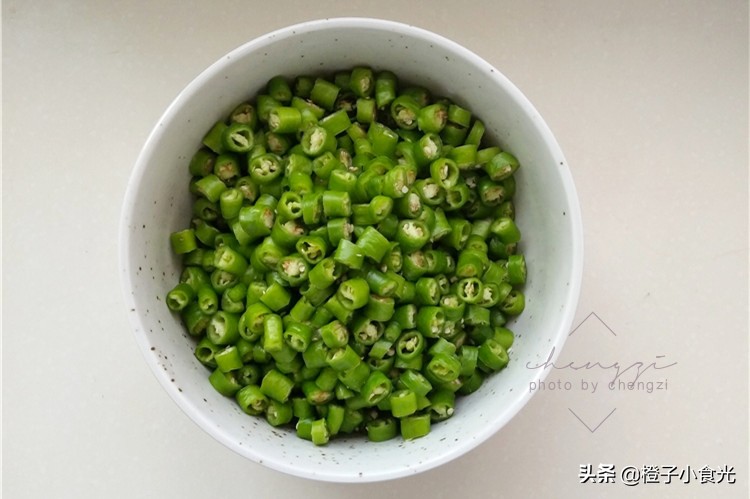 奶奶祖传几十年腌辣椒的秘诀,60岁老奶奶腌辣椒的方法