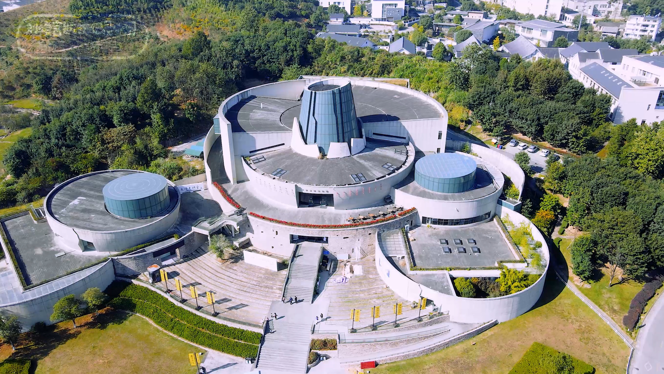 龙泉的青瓷宝剑有名气,为什么龙泉盛产宝剑