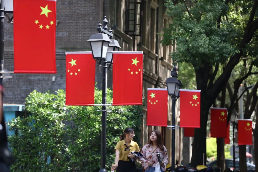 为祖国庆生为祖国敬礼,为祖国庆生红旗飘扬