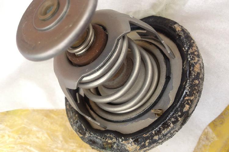 百分之九十老司机都不知道的问题,汽车开锅的正确处理方法