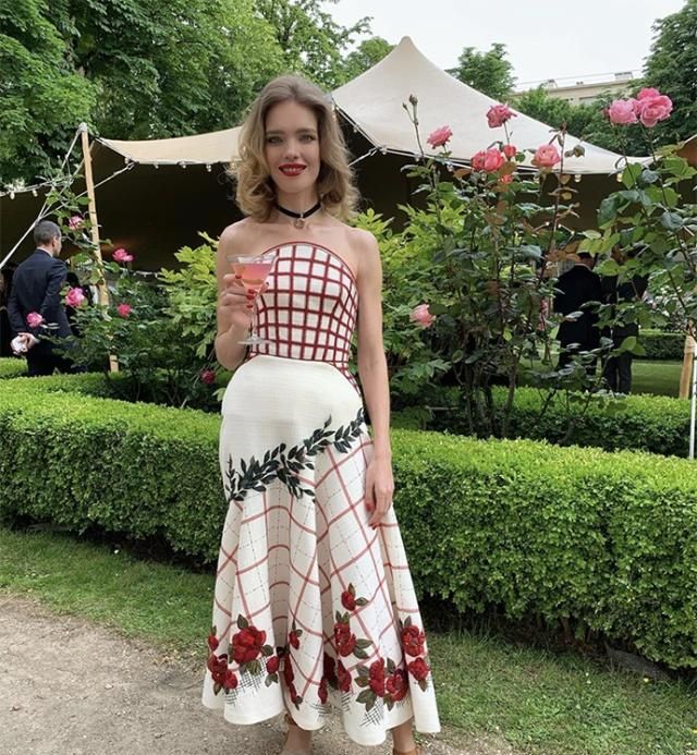 戛纳之后LV太子妃又美了！烫卷发涂红唇穿花裙，高贵感不输王妃