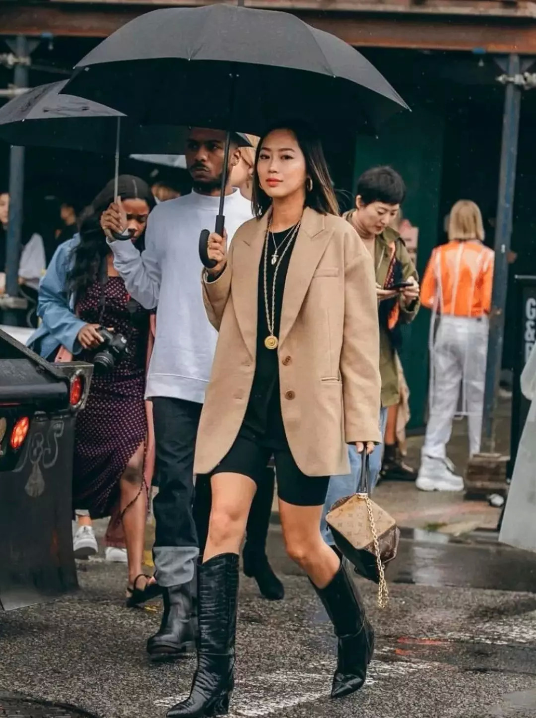 这种靴子长得这么丑又显腿短，可刘雯、泫雅却爱得要死