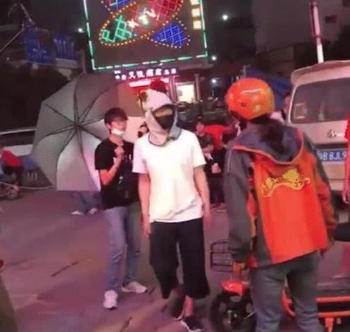 周星驰戴小偷帽子,周星驰为何戴日本军帽