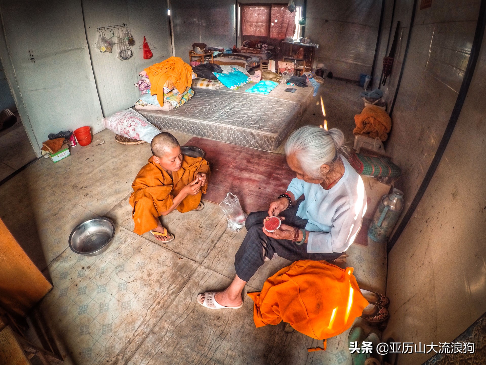 中缅边境的佛寺,旅途中遇到藏区僧人