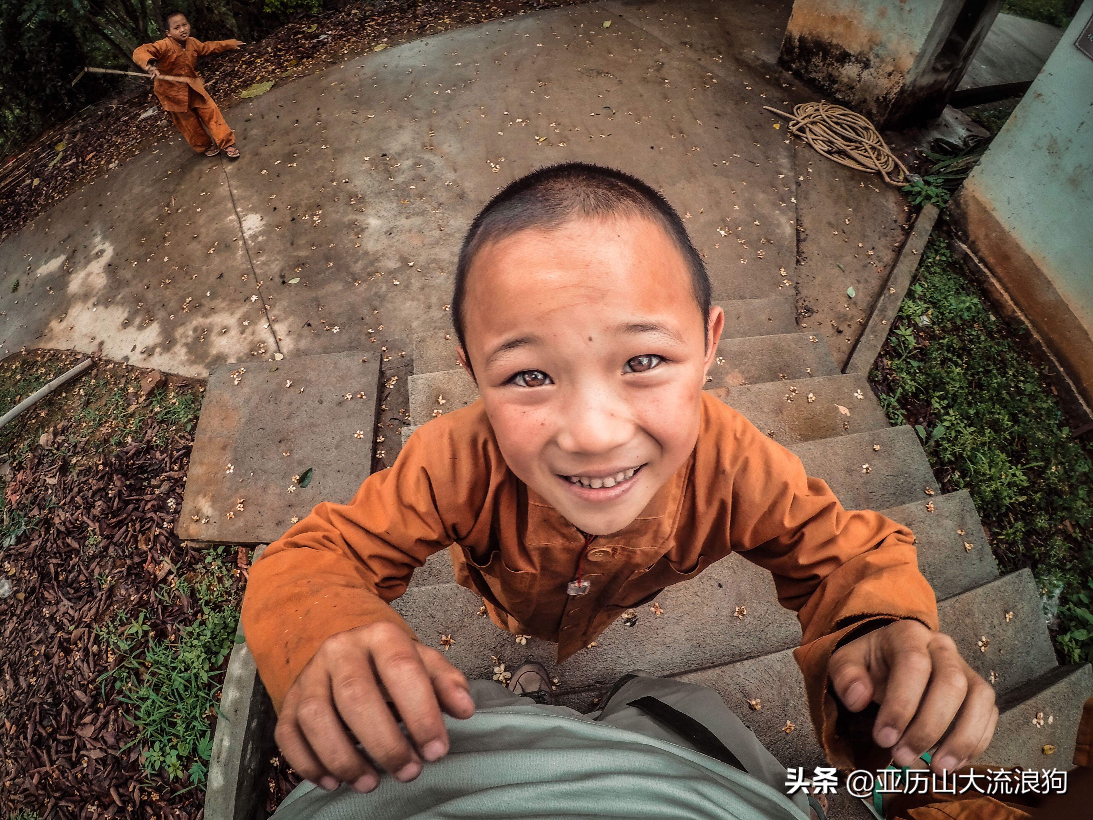 我流浪到中缅边境，发现一座奇特的寺庙，修行的僧人竟都是孩童