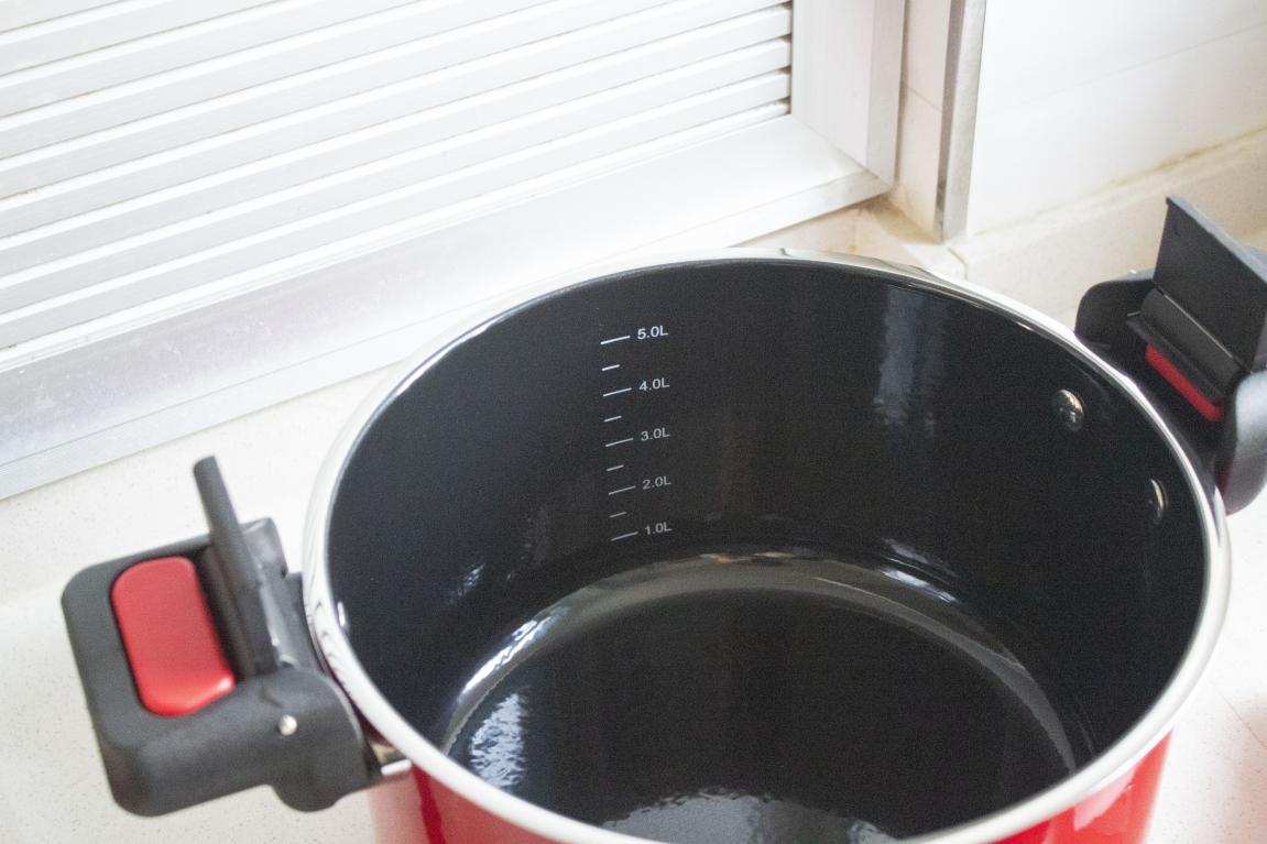 珐琅微压不粘锅,珐琅微压焖煮锅怎么使用